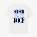 Camiseta com estampa frontal de slogan estilizado com o desenho de uma cruz e estampa traseira de rosto com coroa de espinhos e letras grandes.