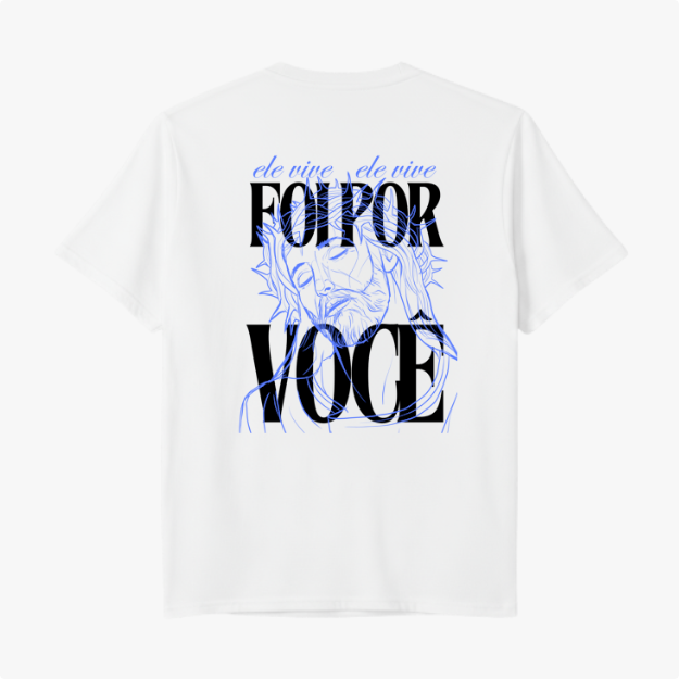 Camiseta com estampa frontal de slogan estilizado com o desenho de uma cruz e estampa traseira de rosto com coroa de espinhos e letras grandes.