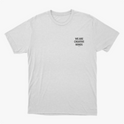 Camiseta com estampa frontal de "WE ARE CREATIVE MINDS" em letras pequenas no canto e estampa traseira da mesma frase em letras grandes com "just ship it" abaixo.