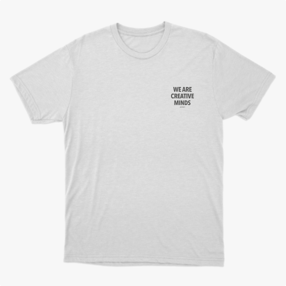 Camiseta com estampa frontal de "WE ARE CREATIVE MINDS" em letras pequenas no canto e estampa traseira da mesma frase em letras grandes com "just ship it" abaixo.