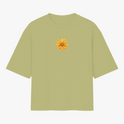 Camiseta com estampa frontal de uma flor amarela detalhada, com pétalas bem definidas e sobreposição harmoniosa, formando um design centralizado.
