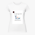 Camiseta com estampa frontal de texto em destaque sobre uma imagem central que inclui personagens.