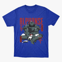 Camiseta com estampa frontal de uma figura robótica em posição sentada, cercada por pequenos coelhos e símbolos decorativos ao lado do texto "ALPHONSE".