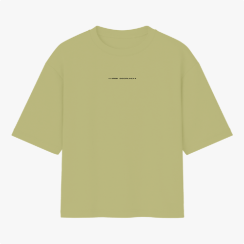 Camiseta com estampa frontal de texto estilizado centralizado "IRON DISCIPLINE", em letras maiúsculas, com pequenos símbolos de adição em cada extremidade.