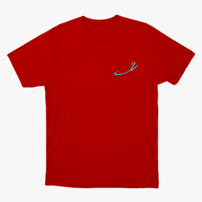 Camiseta com estampa frontal de uma inicial estilizada e estampa traseira com vários personagens icônicos de jogos e animações em um agrupamento vibrante.