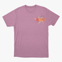 Camiseta com estampa frontal de letras estilizadas com efeito de estrela e estampa traseira de rosto detalhado em estilo ilustração com adornos.