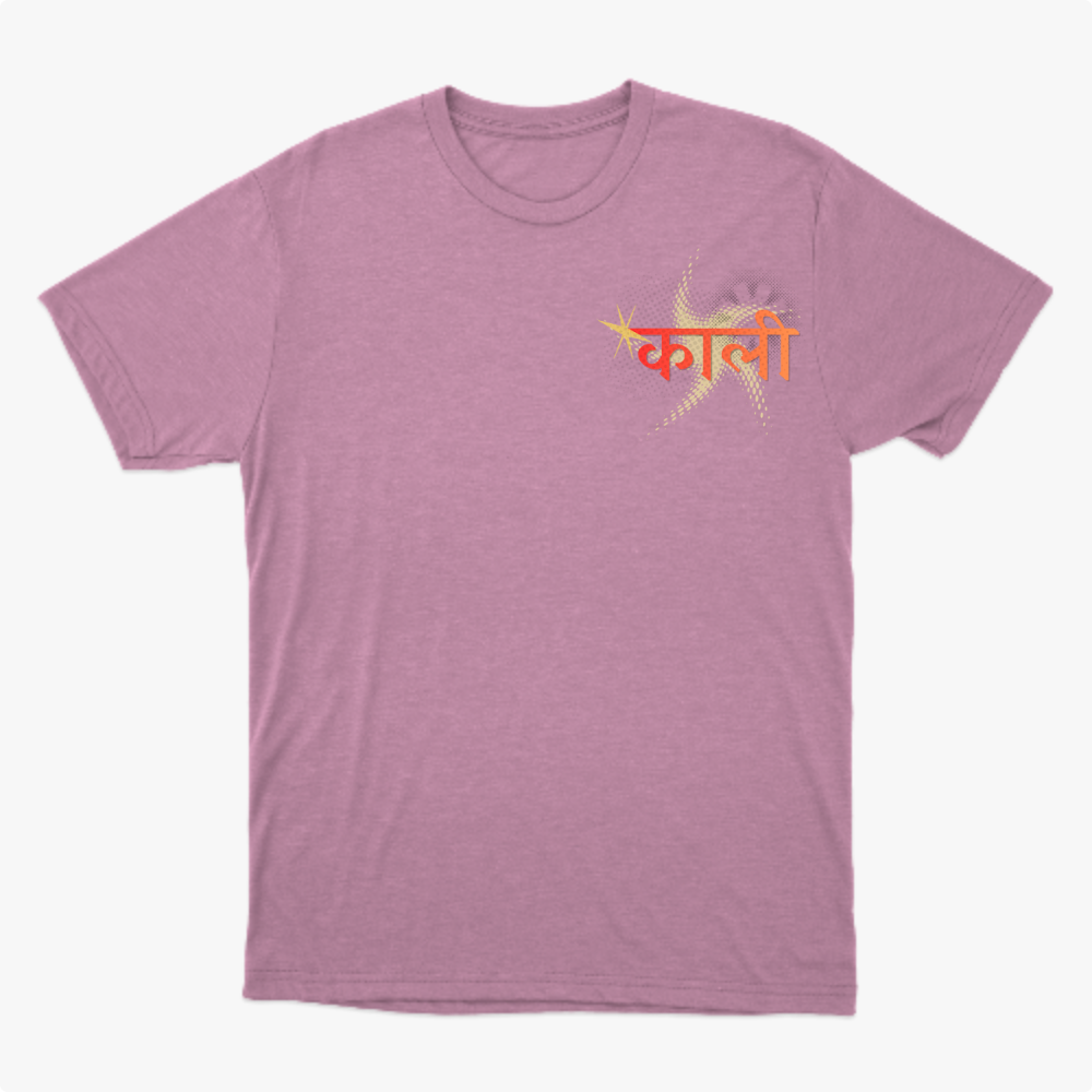 Camiseta com estampa frontal de letras estilizadas com efeito de estrela e estampa traseira de rosto detalhado em estilo ilustração com adornos.