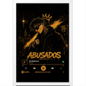 Pôster com estampa de figura estilizada com coroa, arranha-céus ao fundo, palavras "ABUSADOS" e interface de player de música com detalhes urbanos.