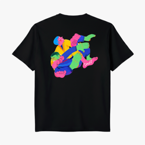 Camiseta com estampa frontal de palavras sobrepostas em estilo glitch e estampa traseira de personagens coloridos em um design vibrante e dinâmico.