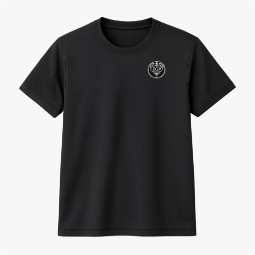 Camiseta com estampa frontal de um pequeno logo circular e estampa traseira de uma águia com asas abertas acima da palavra "LEGIO".