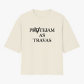 Camiseta com estampa frontal de texto "PROTEJAM AS TRAVAS" acompanhado de um símbolo estilizado no centro entre as palavras.
