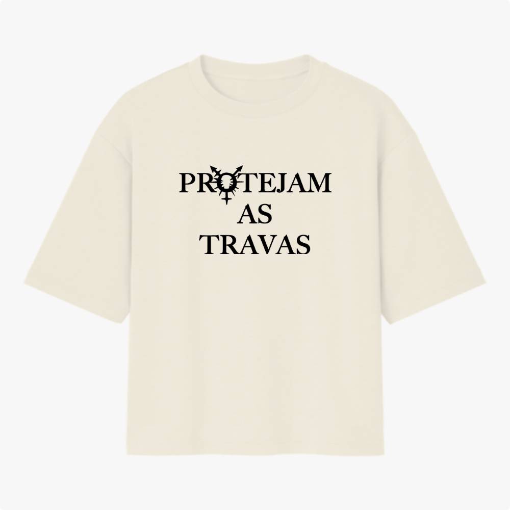 Camiseta com estampa frontal de texto "PROTEJAM AS TRAVAS" acompanhado de um símbolo estilizado no centro entre as palavras.