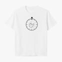Camiseta com estampa frontal de uma lua estilizada dentro de um círculo, rodeada por números romanos e uma estrela no topo, em um design celestial.