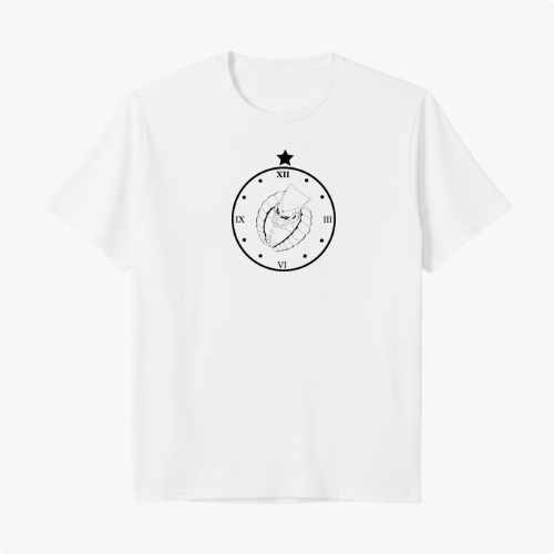 Camiseta com estampa frontal de uma lua estilizada dentro de um círculo, rodeada por números romanos e uma estrela no topo, em um design celestial.