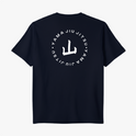 Camiseta com estampa frontal de texto "YAMA JIU JITSU" e estampa traseira de símbolo estilizado rodeado pelas palavras "YAMA JIU JITSU".