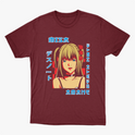 Camiseta com estampa frontal de uma personagem anime com cabelos longos, acompanhada de textos em estilo japonês ao redor.