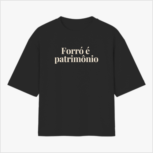 Camiseta com estampa frontal de texto "Forró é patrimônio" e estampa traseira com pequeno logotipo circular acima de texto menor centralizado.