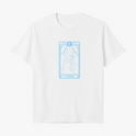 Camiseta com estampa frontal de carta de tarô, exibindo figura mística em perfil, cercada por estrelas e elementos astrológicos dentro de um arco.