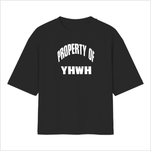 Camiseta com estampa frontal de texto em duas linhas, "PROPERTY OF" em letras maiúsculas arqueadas e "YHWH" centralizado em destaque.