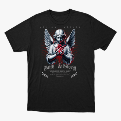 Camiseta com estampa frontal de anjo com asas, segurando um coração vermelho sangrando, cercado por inscrições "Faith & Glory" e "Romans 10:10".
