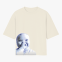 Camiseta com estampa frontal de um rosto de bebê sorridente cobrindo parcialmente a parte frontal inferior, criando um efeito suave e expressivo.