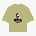 Camiseta com estampa frontal de um buldogue usando óculos de sol e boné, sentado em uma barra de pesos com a frase "LIFT WEIGHTS" destacada embaixo.