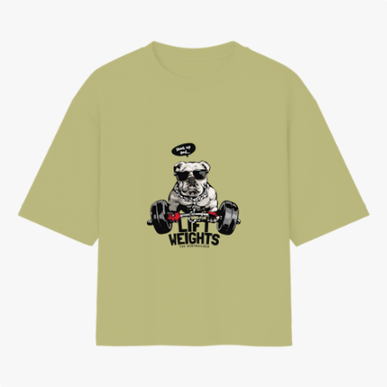 Camiseta com estampa frontal de um buldogue usando óculos de sol e boné, sentado em uma barra de pesos com a frase "LIFT WEIGHTS" destacada embaixo.
