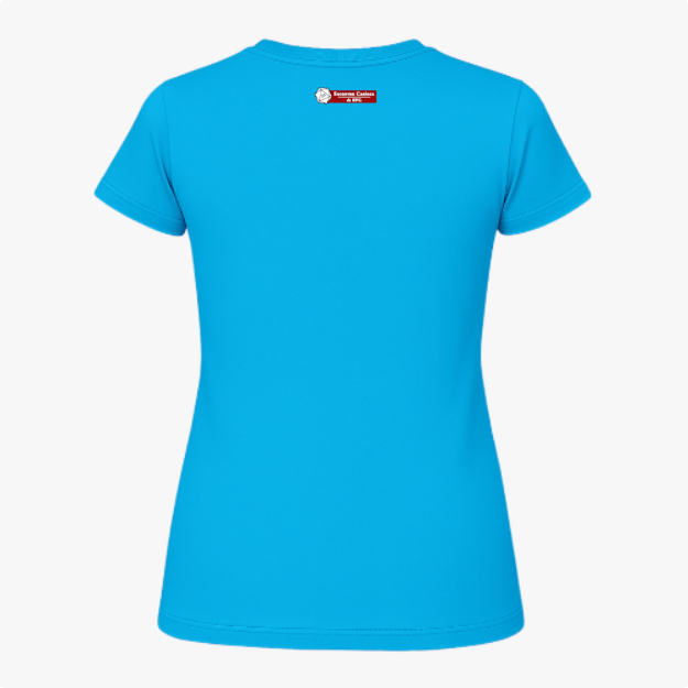 Camiseta com estampa frontal de gato com chapéu de mago, lendo um livro cercado por cristais e névoa; estampa traseira com pequeno logotipo textual.
