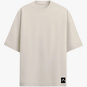 Camiseta com estampa frontal de logo minimalista e estampa traseira de arte urbana apresentando rosto estilizado com elementos geométricos e palmeiras.