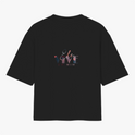 Camiseta com estampa frontal de "Verbo" estilizado centralizado e estampa traseira de frase artística "Ele Vive em Mim" com design tipográfico elegante.