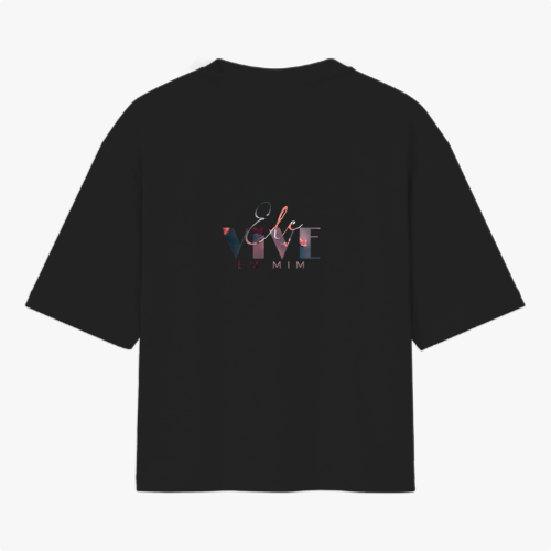 Camiseta com estampa frontal de "Verbo" estilizado centralizado e estampa traseira de frase artística "Ele Vive em Mim" com design tipográfico elegante.