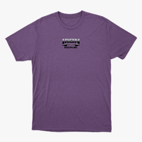 Camiseta com estampa frontal de "IRON DISCIPLINE" acompanhada de desenho de barras, e estampa traseira de "SEM DESCULPAS IRON DISCIPLINE" em letras destacadas.