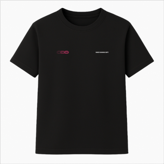 Camiseta com estampa frontal de texto pequeno "NINES RUNNING DEPT" e símbolo de corrente, e estampa traseira de texto "OUT-OF-OFFICE" com temas de corrida.