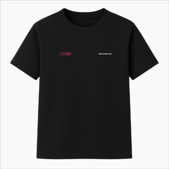 Camiseta com estampa frontal de texto pequeno "NINES RUNNING DEPT" e símbolo de corrente, e estampa traseira de texto "OUT-OF-OFFICE" com temas de corrida.