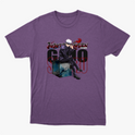 Camiseta com estampa frontal de personagem sentado com cabelo branco e óculos escuros, acompanhado de texto estilizado em japonês e inglês.
