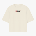 Camiseta com estampa frontal de logotipo estilizado "KAGE" com símbolo floral e estampa traseira de personagem detalhado com fundo dinâmico e caracteres orientais.