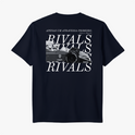 Camiseta com estampa frontal da palavra "RIVALS" e estampa traseira de carro de corrida com múltiplas repetições de "RIVALS" e frase inspiradora.