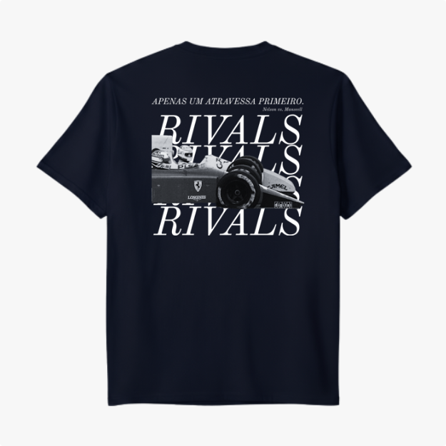 Camiseta com estampa frontal da palavra "RIVALS" e estampa traseira de carro de corrida com múltiplas repetições de "RIVALS" e frase inspiradora.