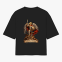 Camiseta com estampa frontal de letras estilizadas "PK" e estampa traseira de figura angelical armada sobre rochas, com frase latina em faixa abaixo.