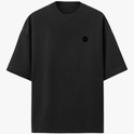 Camiseta com estampa frontal de círculo minimalista e estampa traseira de retrato feminino artístico em tons vibrantes com palmeiras e pôr do sol ao fundo.