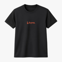 Camiseta com estampa frontal de logotipo estilizado com a palavra "kyva." em fonte moderna e minimalista, adicionando um toque sofisticado.