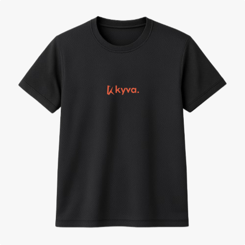 Camiseta com estampa frontal de logotipo estilizado com a palavra "kyva." em fonte moderna e minimalista, adicionando um toque sofisticado.
