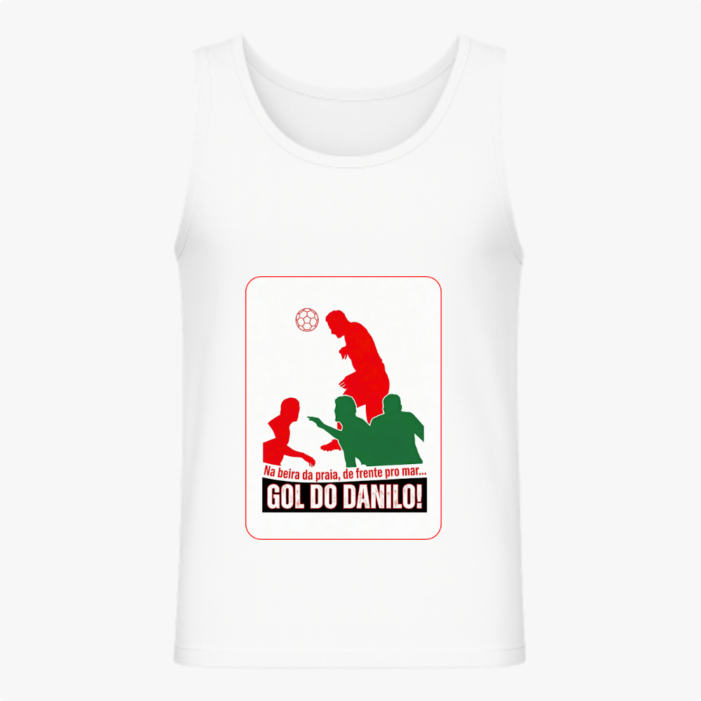 [Camiseta regata] com estampa frontal de silhuetas em verde e vermelho de pessoas jogando futebol, com a frase "Na beira da praia, de frente pro mar... GOL DO DANILO!".
