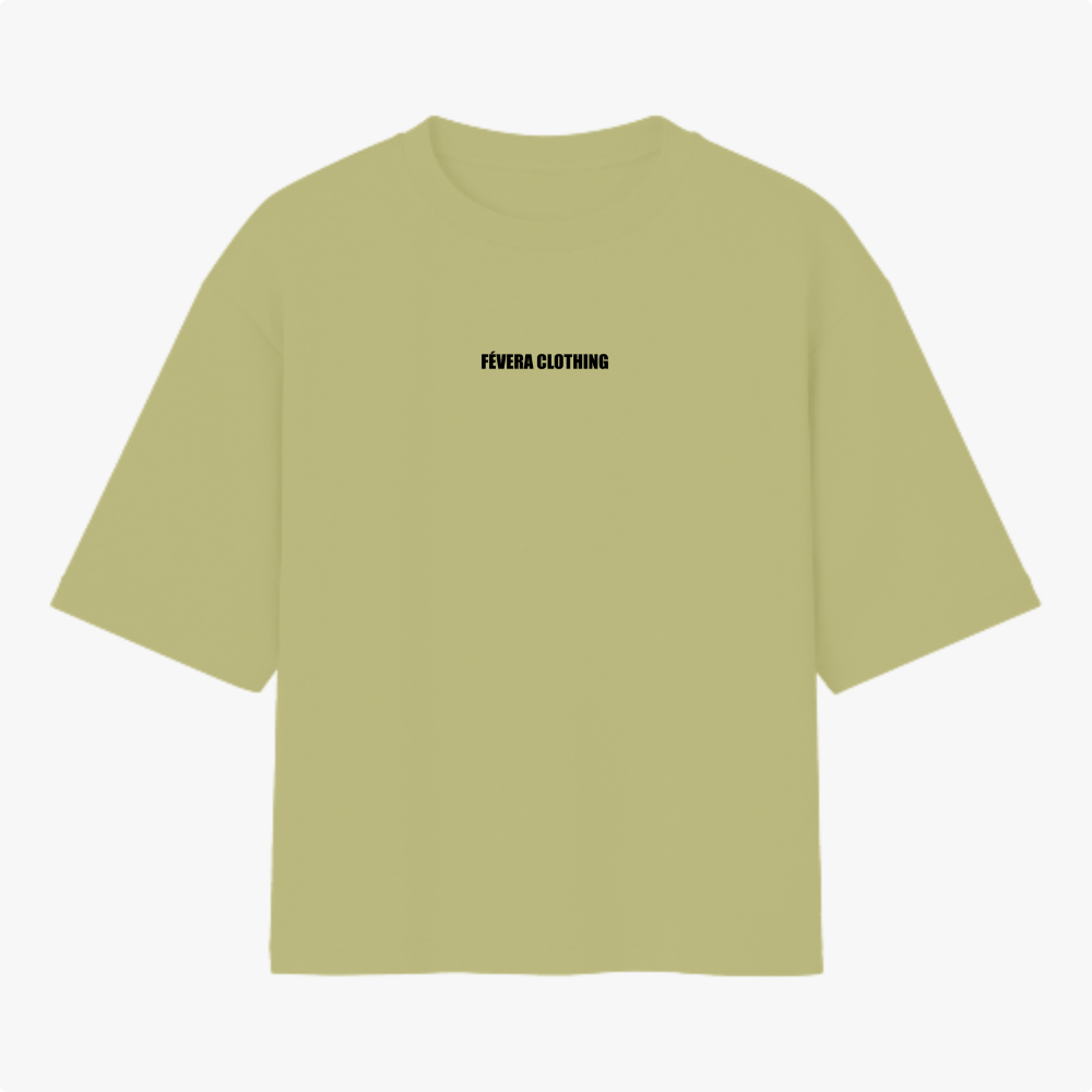 Camiseta com estampa frontal de "Févera Clothing" e estampa traseira de texto bíblico "O senhor é o meu pastor e nada me faltará", salmo 23, e um desenho de ovelha.