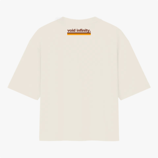 Camiseta com estampa traseira de texto pequeno centrado contendo as palavras "void infinity." sob uma linha horizontal.