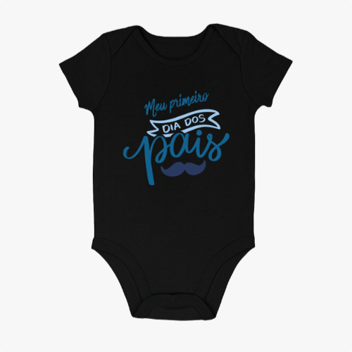 Body infantil com estampa frontal de frase estilizada e tipografia variada destacando "Meu primeiro Dia dos Pais" acompanhada de um desenho de bigode.