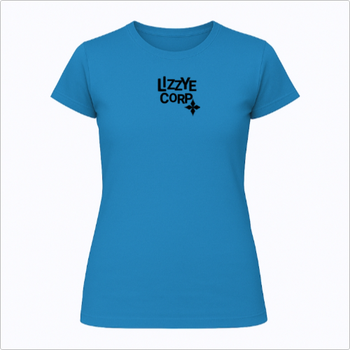 Camiseta com estampa frontal de texto estilizado "LYZZYE CORP" acompanhado por um pequeno símbolo geométrico logo abaixo do texto centralizado.