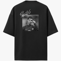 Camiseta com estampa traseira de fotografia em preto e branco de um jogador de futebol em campo, sobreposta por assinatura estilizada brilhante.