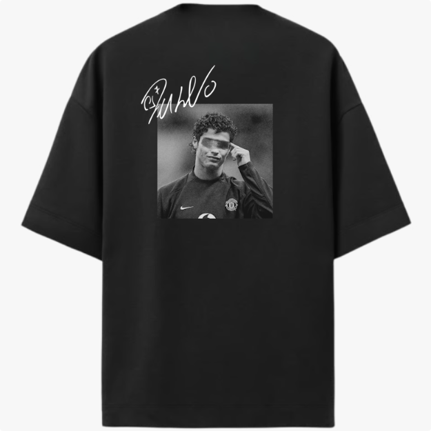 Camiseta com estampa traseira de fotografia em preto e branco de um jogador de futebol em campo, sobreposta por assinatura estilizada brilhante.