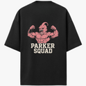 Camiseta com estampa frontal de logotipo estilizado com letras e estampa traseira de personagem musculoso flexionando, acompanhado do texto "Parker Squad".